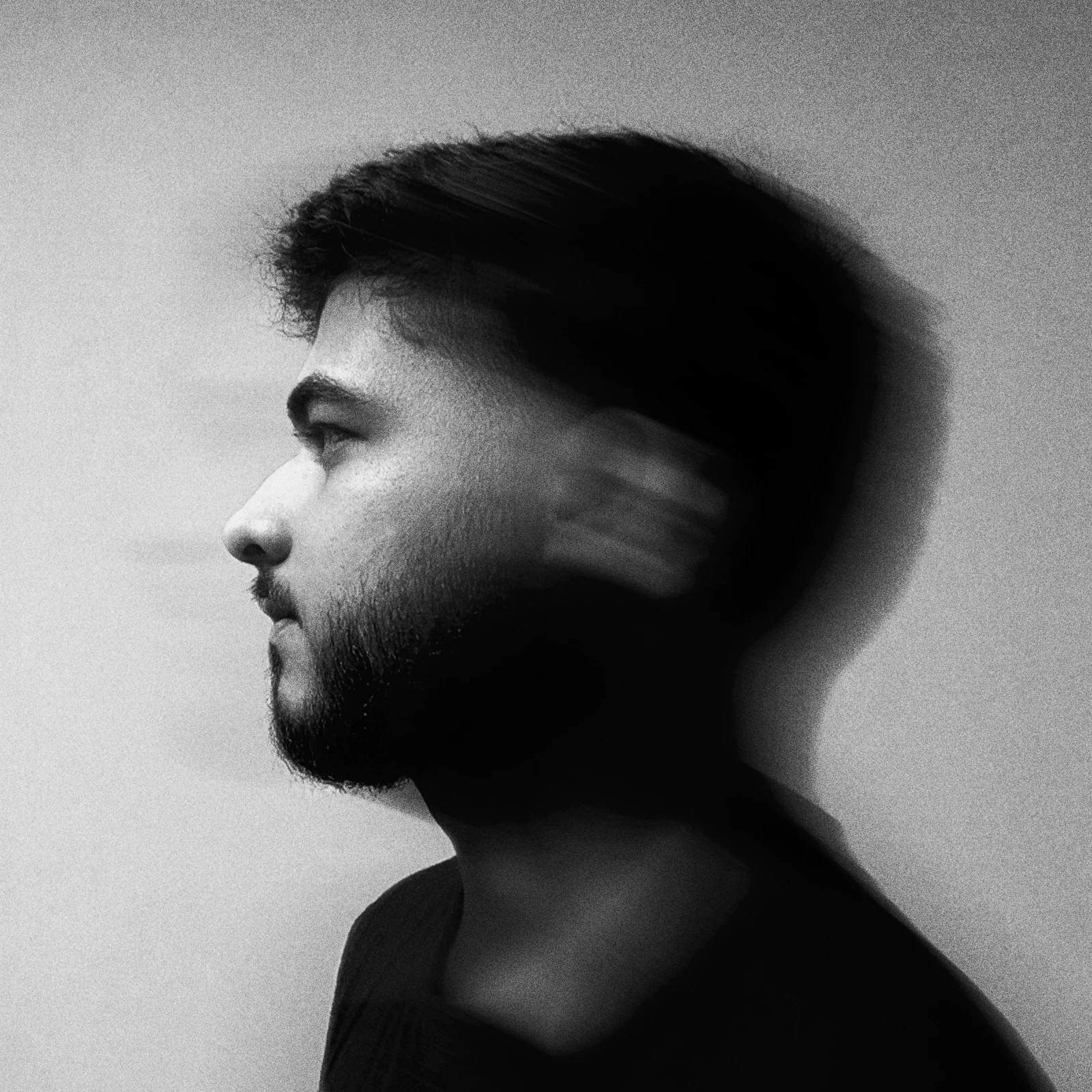 Icaro Barbosa in profile, in black and white